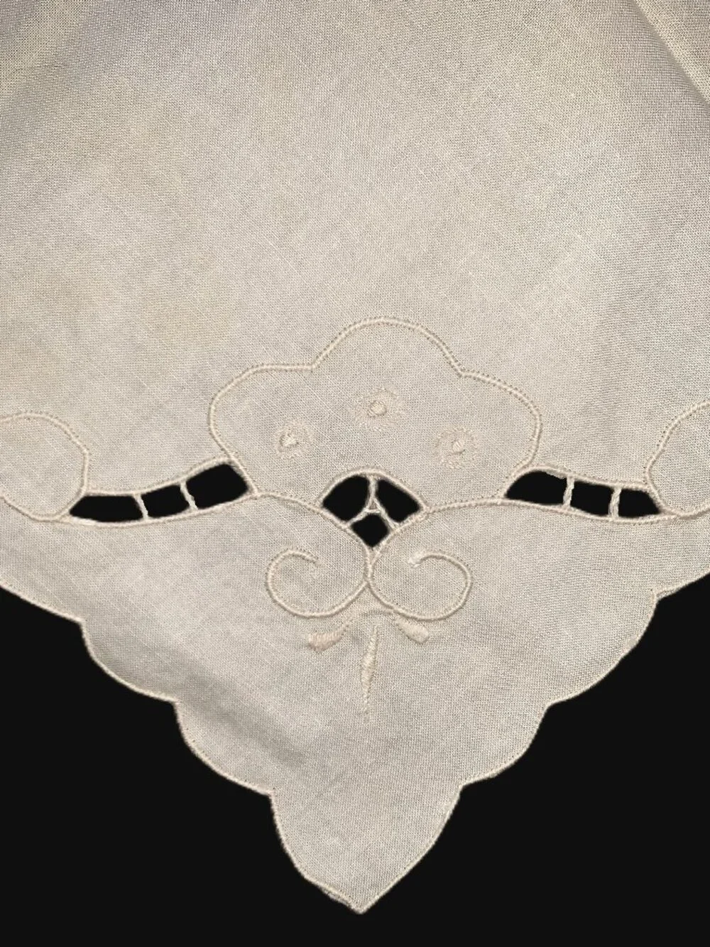 Set 14 Vtg Embroidered Ecru Cutwork Linen Napkins Scalloped Edge Dinner Size 16